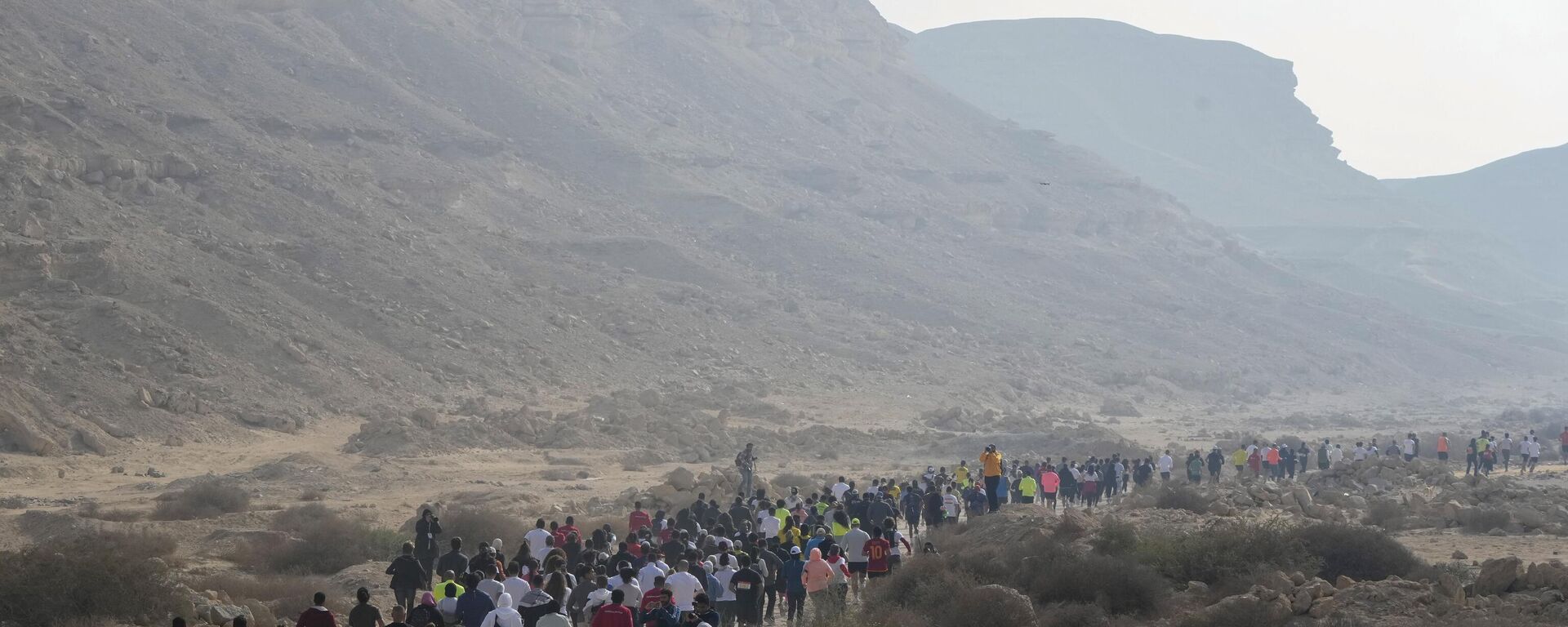 Centenas de atletas de 30 países participam da Corrida por Gaza no Protetorado de Wadi Degla, Cairo, Egito, 16 de fevereiro de 2024 - Sputnik Brasil, 1920, 16.02.2024