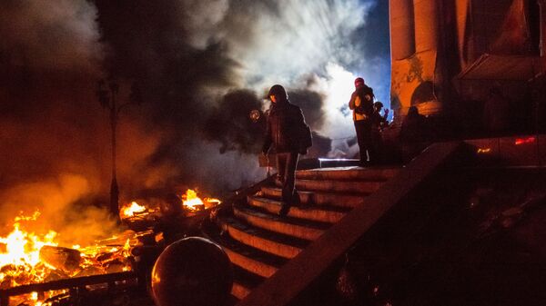 Apoiadores da oposição na Praça Maidan, em Kiev, durante os confrontos entre manifestantes e policiais, em fevereiro de 2014 - Sputnik Brasil