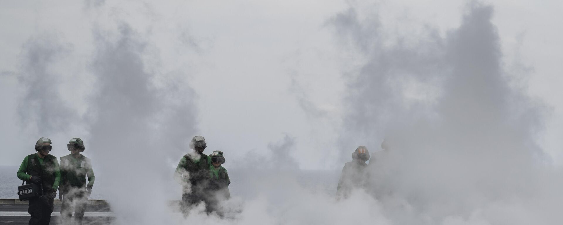 Tripulação caminha pelo convés a decolagem de caça do porta-aviões americano Dwight D. Eisenhower, no sul do mar Vermelho, 13 de fevereiro de 2024 - Sputnik Brasil, 1920, 06.03.2026