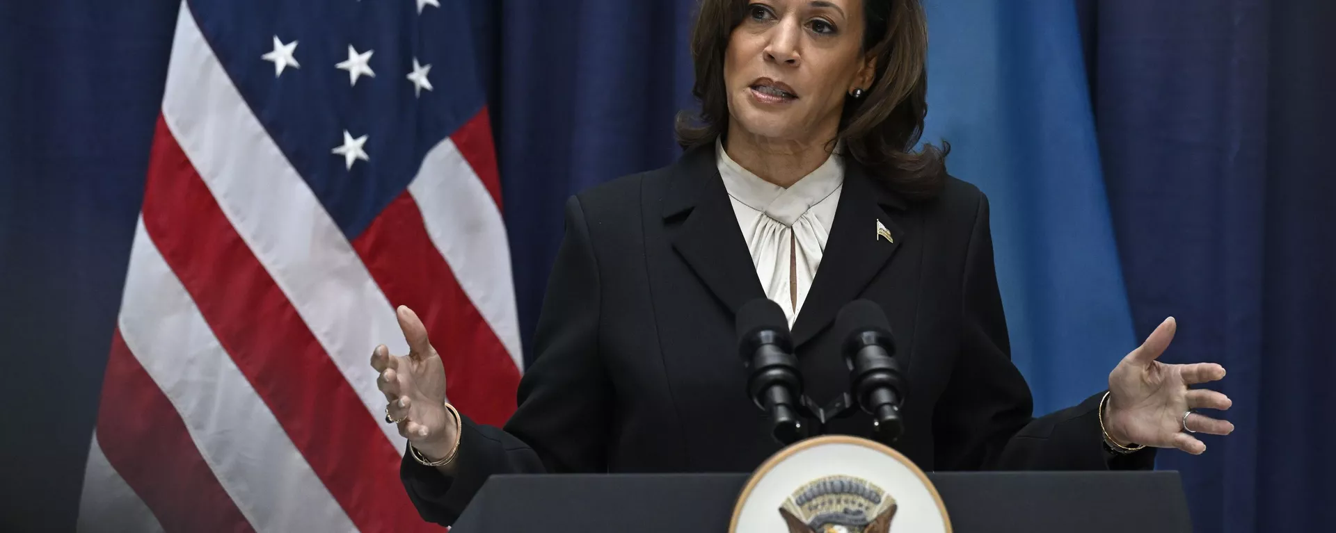 Kamala Harris, vice-presidente dos EUA, durante entrevista coletiva com Vladimir Zelensky (fora da foto) na Conferência de Segurança de Munique, na Alemanha, em 17 de fevereiro de 2024 - Sputnik Brasil, 1920, 26.09.2024