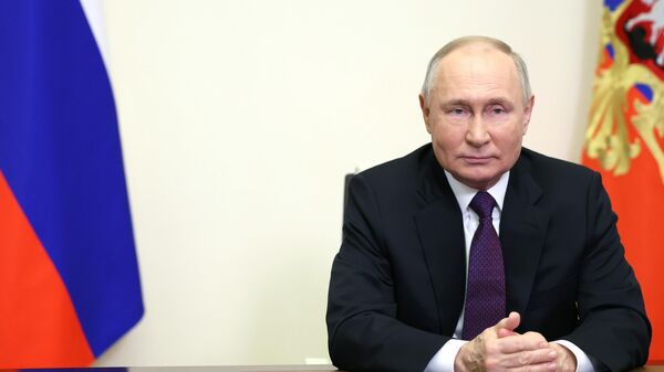Vladimir Putin, presidente russo, parabeniza a fundação da corporação estatal russa Gazprom por videoconferência em Usovo, Rússia, 17 de fevereiro de 2024 - Sputnik Brasil