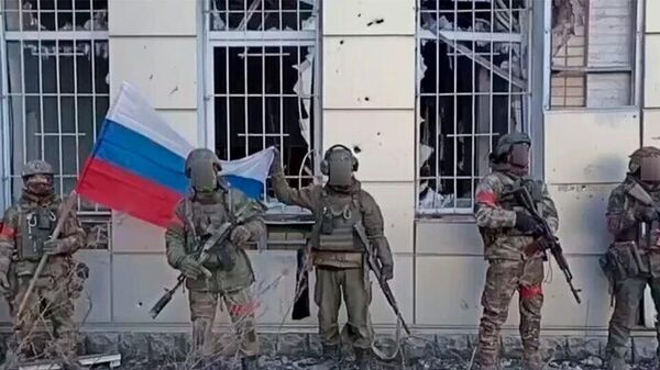 Soldados russos em prédio que era usado pelas Forças Armadas da Ucrânia para armazenar materiais militares, Avdeevka, 18 de fevereiro de 2024 - Sputnik Brasil