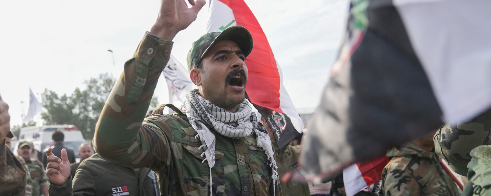 Membros de grupo militante xiita iraquiano participam de funeral dos membros do grupo que foram mortos por ataque aéreo dos EUA. Bagdá, Iraque, 4 de fevereiro de 2024 - Sputnik Brasil, 1920, 29.05.2025