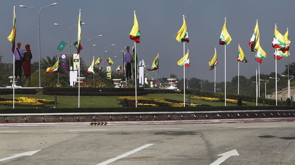 Bandeiras nacionais de Mianmar se alinham em uma rotatória antes do 75º Dia da União, em Naypyitaw, em 11 de fevereiro de 2022 - Sputnik Brasil