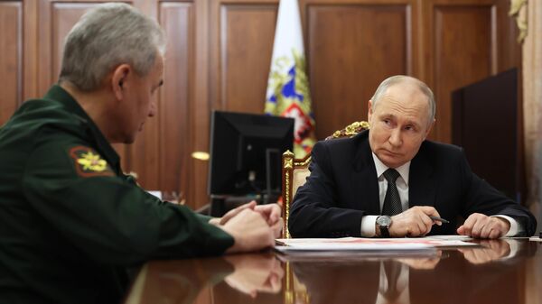Ministro da Defesa russo, Sergei Shoigu, durante reunião com o presidente russo, Vladimir Putin, em 20 de fevereiro de 2024 - Sputnik Brasil