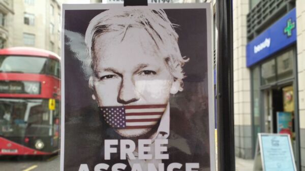 Placa pedindo pela liberdade de Julian Assange em ponto de ônibus na estrada de Old Bailey nos EUA, em 9 de setembro de 2020 - Sputnik Brasil