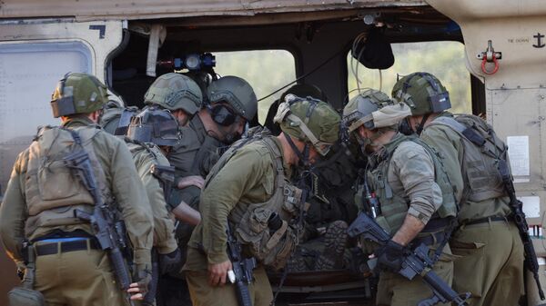 Soldados israelenses participam de um exercício de resgate na Alta Galileia, perto da fronteira com o Líbano, em 7 de fevereiro de 2024 - Sputnik Brasil