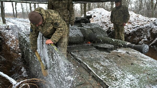 Militares ucranianos limparam a neve de sua Suécia e colocaram o veículo blindado de combate de infantaria CV90 em uma posição apontando na direção de Bakhmut, na região de Donetsk, em 27 de novembro de 2023 - Sputnik Brasil