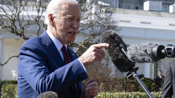 O presidente Joe Biden fala com repórteres antes de embarcar no Marine One no gramado sul da Casa Branca, 20 de fevereiro de 2024 - Sputnik Brasil