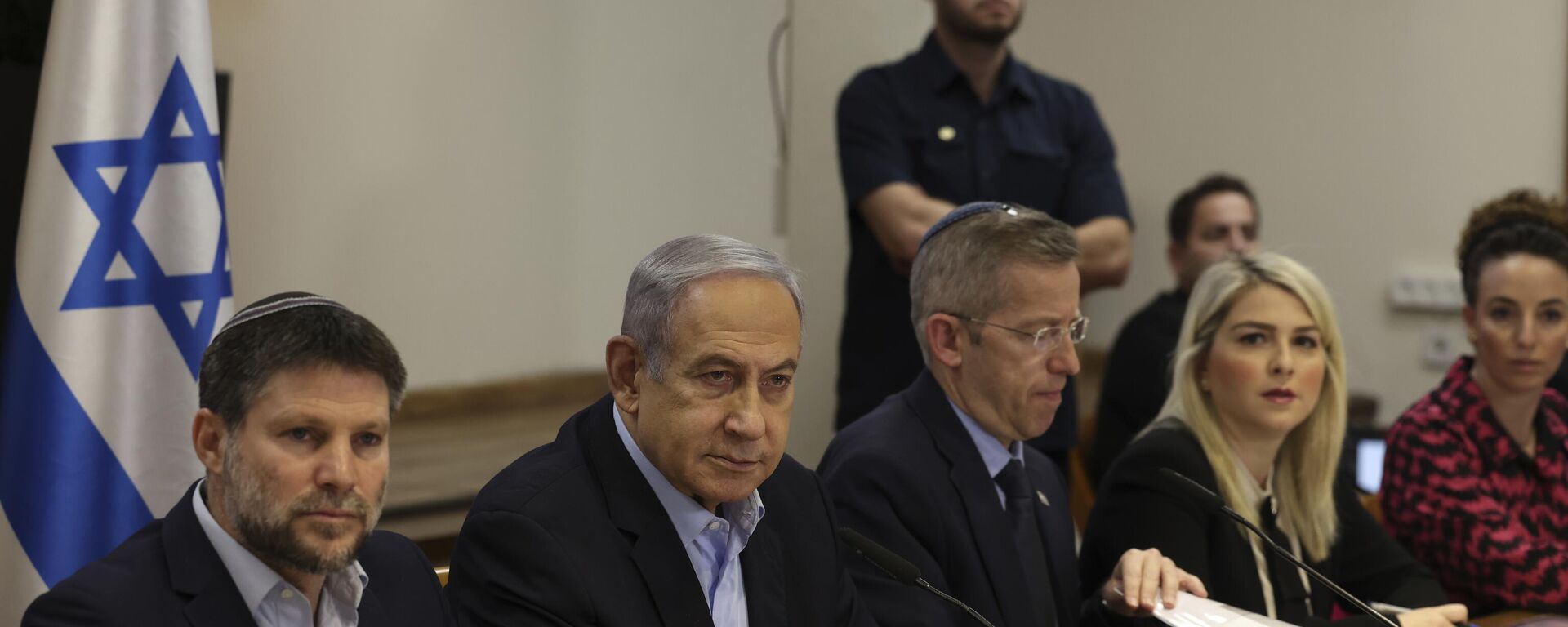O primeiro-ministro israelense, Benjamin Netanyahu, segundo à esquerda, participa da reunião semanal de gabinete no Ministério da Defesa em Tel Aviv, Israel, 7 de janeiro de 2024 - Sputnik Brasil, 1920, 09.05.2024