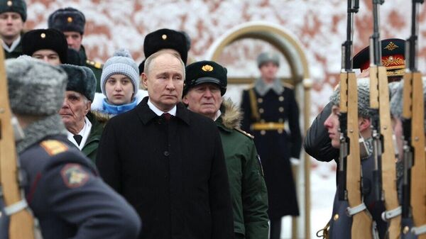 Presidente russo Vladimir Putin em cerimônia no Túmulo do Soldado Desconhecido - Sputnik Brasil