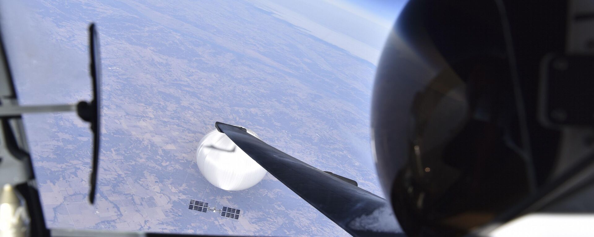 Piloto de avião U-2 da Força Aérea dos EUA olha para suposto balão de vigilância da China sobre o território dos Estados Unidos, em 3 de fevereiro de 2023 - Sputnik Brasil, 1920, 05.04.2024
