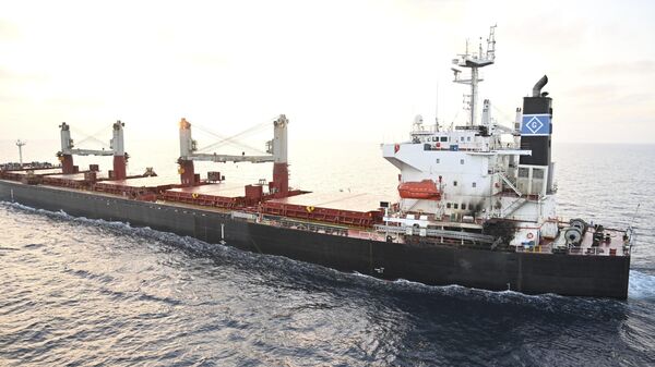 Esta foto fornecida pela Marinha Indiana mostra o navio Genco Picardy, de propriedade dos EUA, que foi atacado na quarta-feira por um drone transportador de bomba lançado pelos houthis do Iêmen no golfo de Áden, quinta-feira, 18 de janeiro de 2024 - Sputnik Brasil