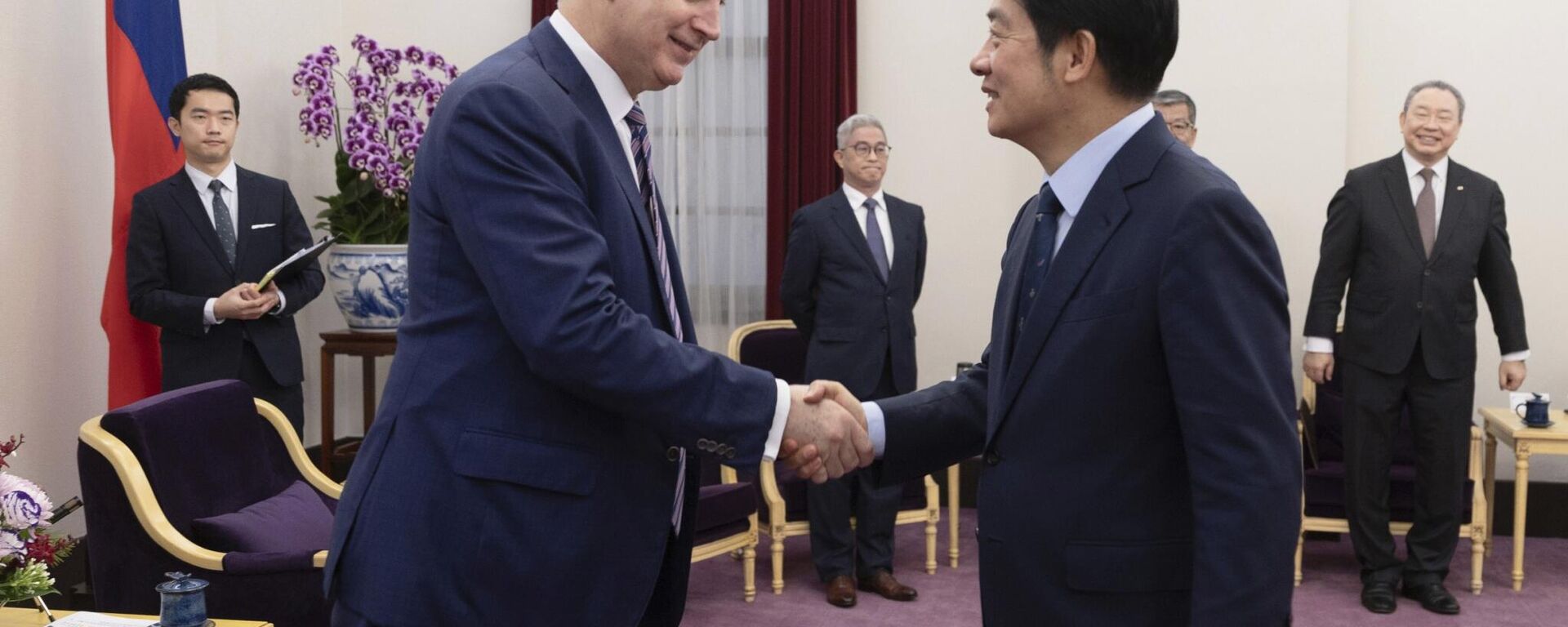 Mario Diaz-Balart, representante da Câmara dos Representantes dos EUA (à esquerda), cumprimenta Lai Ching-te, vice-presidente e presidente eleito de Taiwan (à direita), em Taipé, Taiwan, 25 de janeiro de 2024 - Sputnik Brasil, 1920, 25.02.2024