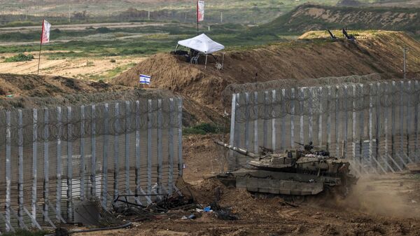 Foto tirada de uma posição no sul de Israel, perto da fronteira com a Faixa de Gaza, mostra um tanque de guerra israelense cruzando a fronteira para o norte de Gaza, em 19 de fevereiro de 2024 - Sputnik Brasil