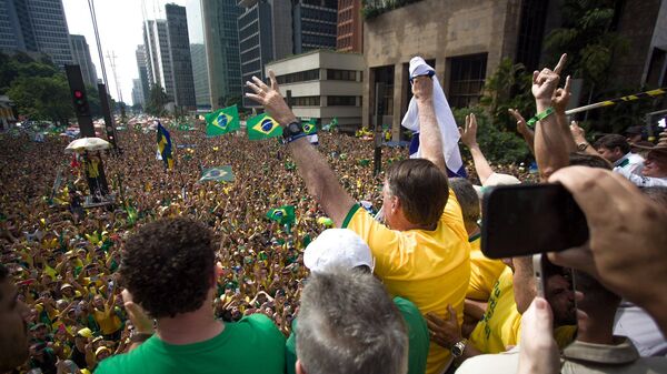 Ex-presidente Jair Bolsonaro acena para os presentes em ato de apoio na avenida Paulista. São Paulo, 25 de fevereiro de 2024 - Sputnik Brasil
