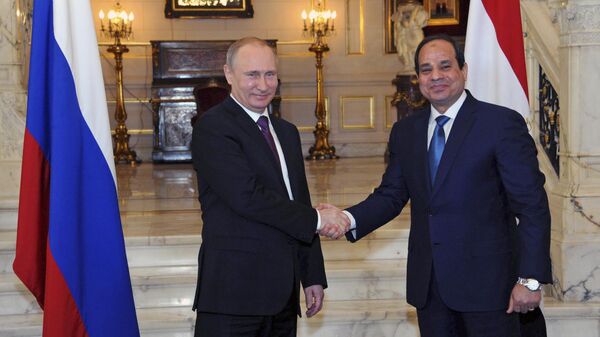 O presidente egípcio, Abdel Fattah al-Sisi, à direita, aperta a mão do presidente russo, Vladimir Putin, no Cairo, em encontro para anunciar a parceria para a construção da primeira usina nuclear do Egito. Egito, 10 de fevereiro de 2015 - Sputnik Brasil