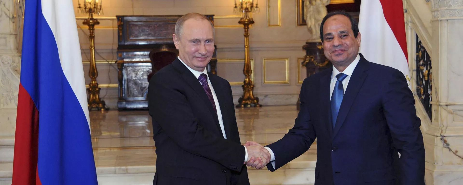 O presidente egípcio, Abdel Fattah al-Sisi, à direita, aperta a mão do presidente russo, Vladimir Putin, no Cairo, em encontro para anunciar a parceria para a construção da primeira usina nuclear do Egito. Egito, 10 de fevereiro de 2015 - Sputnik Brasil, 1920, 26.02.2024