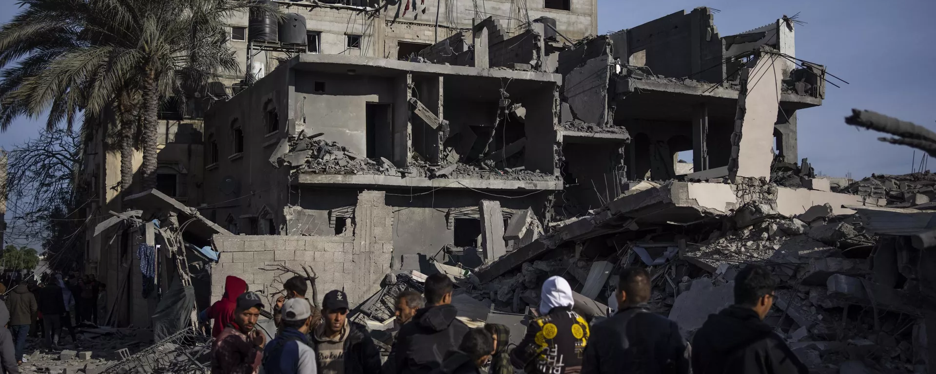 Edifício residencial fica totalmente destruído após bombardeio aéreo realizado pelas Forças de Defesa de Israel (FDI). Rafah, 26 de fevereiro de 2024 - Sputnik Brasil, 1920, 29.04.2024
