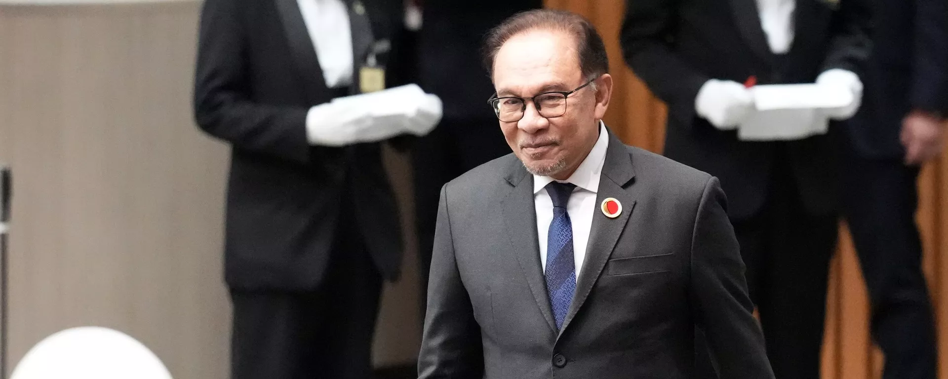 Anwar Ibrahim, primeiro-ministro da Malásia, durante reunião de amizade e cooperação ASEAN-Japão na Keidanren (federação empresarial do Japão), em Tóquio. Japão, 18 de dezembro de 2023 - Sputnik Brasil, 1920, 28.07.2024