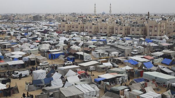 Palestinos desabrigados por conta dos bombardeios israelenses improvisam tendas em campo aberto em Rafah. Faixa de Gaza, 27 de fevereiro de 2024 - Sputnik Brasil