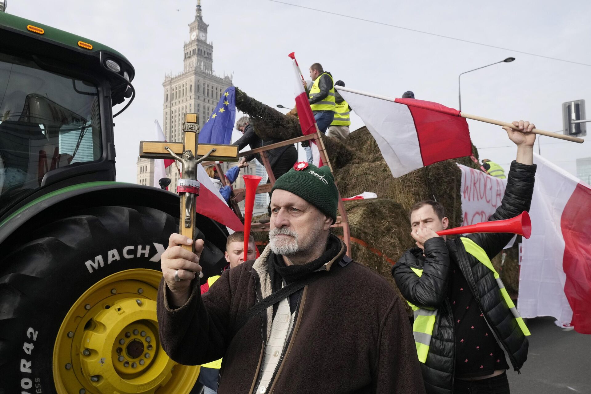 Agricultores poloneses durante protesto contra as políticas da União Europeia e a importação de grãos da Ucrânia fecha ruas e estradas, Varsóvia, 27 de fevereiro de 2024 - Sputnik Brasil, 1920, 08.05.2024