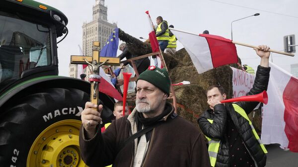 Agricultores poloneses durante protesto contra as políticas da União Europeia e a importação de grãos da Ucrânia fecha ruas e estradas, Varsóvia, 27 de fevereiro de 2024 - Sputnik Brasil