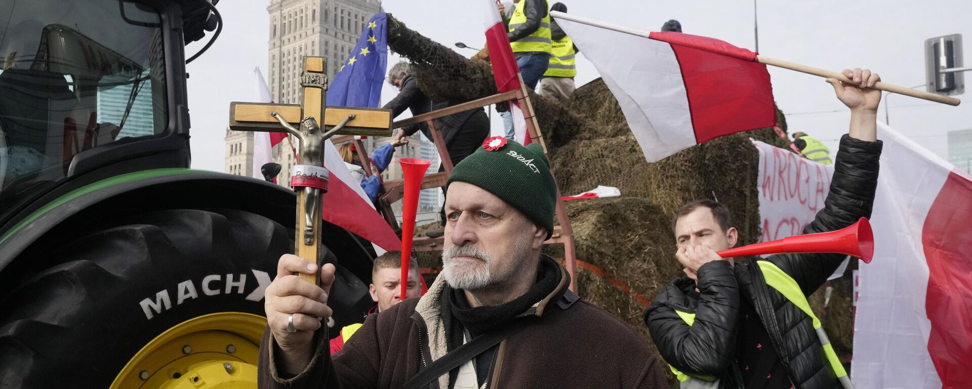 Agricultores poloneses durante protesto contra as políticas da União Europeia e a importação de grãos da Ucrânia fecha ruas e estradas, Varsóvia, 27 de fevereiro de 2024 - Sputnik Brasil, 1920, 27.02.2024