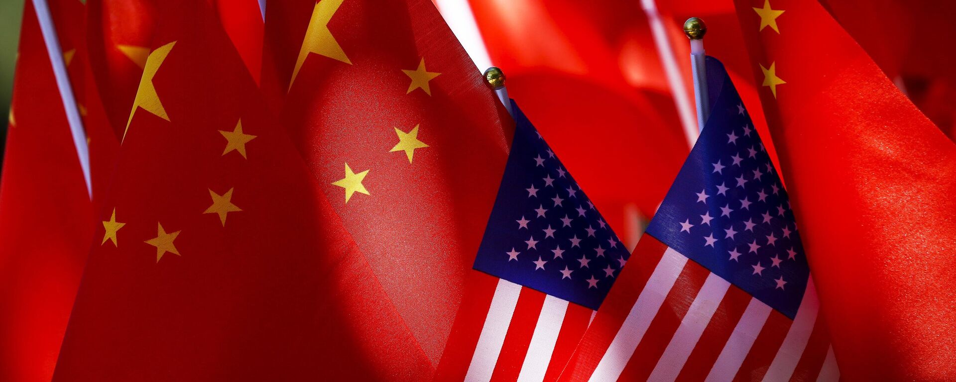 As bandeiras dos EUA e da China são exibidas juntas no topo de um trishaw, em Pequim - Sputnik Brasil, 1920, 06.05.2024