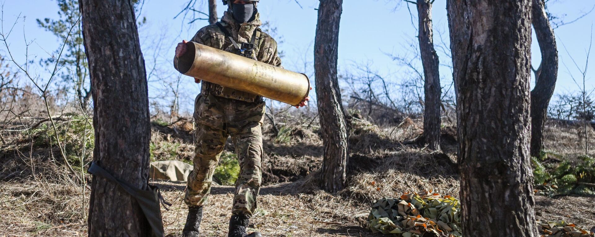 Militar de unidade de artilharia do Distrito Militar Central da Rússia em operações de combate usando a peça de artilharia autopropulsionada Giatsint-S durante combate de contrabateria na área de operação especial de Avdeevka, foto publicada em 27 de fevereiro de 2024 - Sputnik Brasil, 1920, 11.02.2025