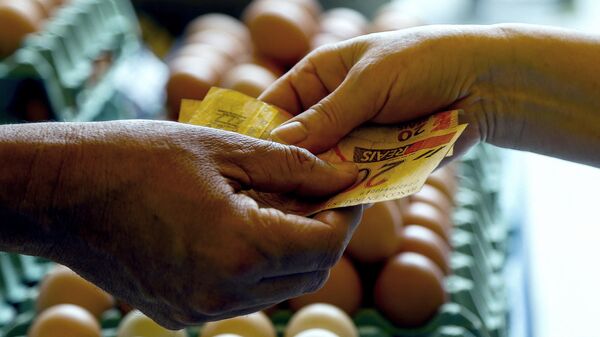 Cliente usa dinheiro em barraca de ovos na feira livre de São Paulo, Brasil - Sputnik Brasil