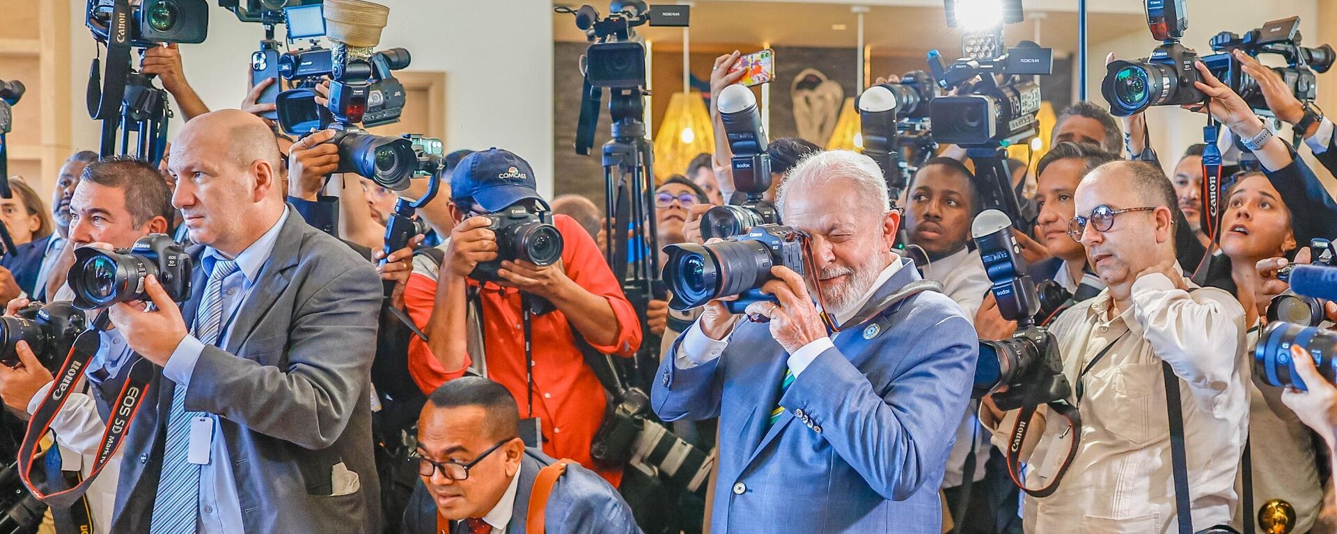 O presidente Luiz Inácio Lula da Silva segura câmera para foto dos chefes de Estado e autoridades durante cúpula da Comunidade dos Estados Latino-Americanos e Caribenhos (CELAC). São Vicente e Granadinas, 1º de março de 2024 - Sputnik Brasil, 1920, 01.03.2024