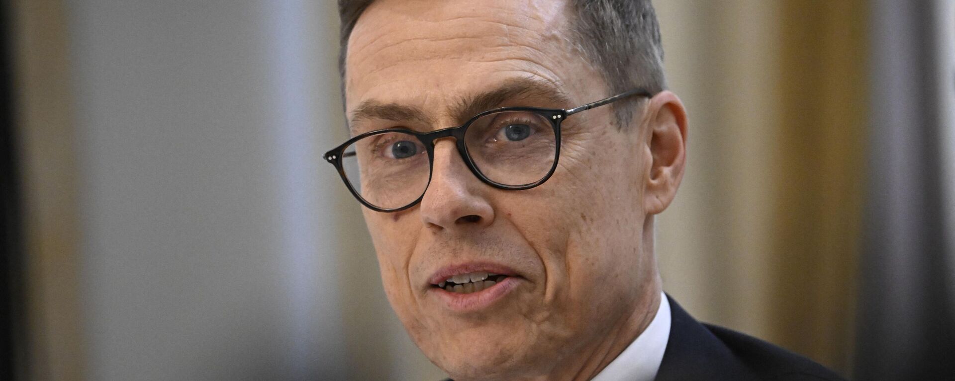 O presidente eleito da Finlândia, Alexander Stubb, dá uma entrevista coletiva na 60ª Conferência de Segurança de Munique (MSC, na sigla em inglês) em Munique, sul da Alemanha, em 18 de fevereiro de 2024 - Sputnik Brasil, 1920, 19.02.2025