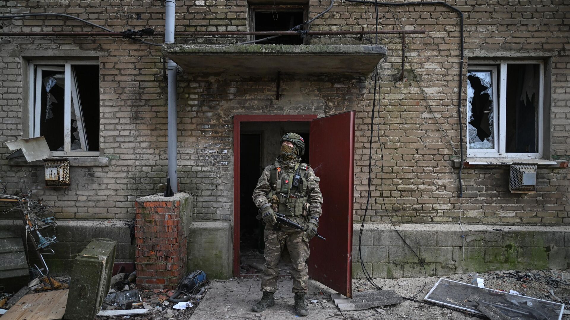 Sapador do 40º Regimento de sapadores-engenheiros do Distrito Militar Central da Rússia realiza operações de desminagem em Avdeevka, durante a operação militar especial russa, foto publicada em 24 de fevereiro de 2024 - Sputnik Brasil, 1920, 03.03.2024