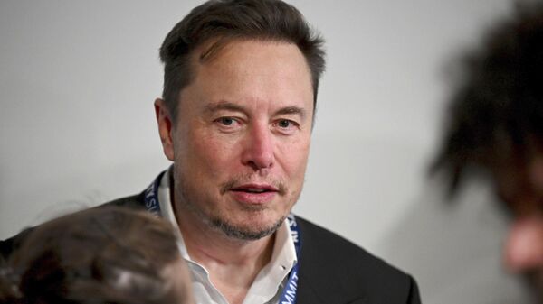 Elon Musk, CEO da Tesla, participa da primeira sessão plenária da Cúpula de Segurança de Inteligência Artificial, no Bletchley Park. Inglaterra, 1º de novembro de 2023 - Sputnik Brasil