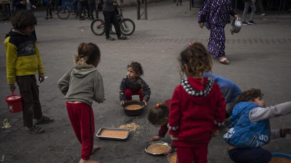 Crianças palestinianas recebem comida em Rafah. Faixa de Gaza, 23 de fevereiro de 2024 - Sputnik Brasil
