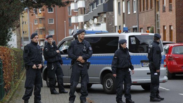 Polícia bloqueia rua em Alsdorf, perto de Aachen, oeste da Alemanha, em 17 de novembro de 2015 - Sputnik Brasil