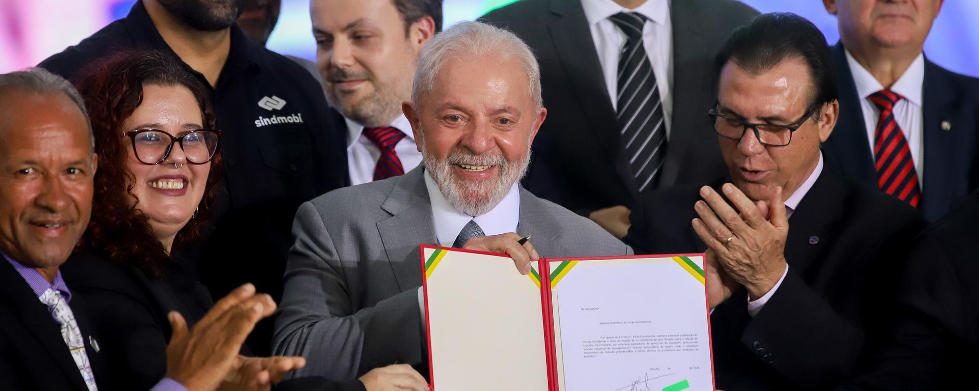 Presidente Lula assina projeto que regulamenta trabalho por aplicativo - Sputnik Brasil, 1920, 04.03.2024