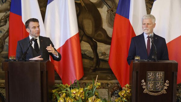 O presidente francês Emmanuel Macron e o presidente checo Petr Pavel participam numa conferência de imprensa conjunta após uma reunião no Castelo de Praga, em Praga, República Checa, em 5 de março de 2024 - Sputnik Brasil