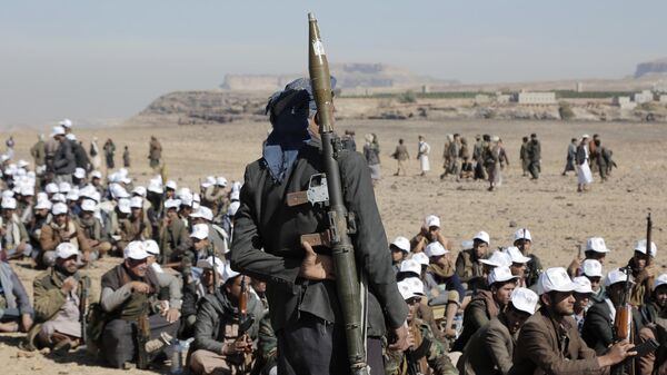Militares dos houthis, grupo responsável pelos ataques no mar Vermelho, com armas em punho nas proximidades da capital Sanaa. Iêmen, 22 de janeiro de 2024 - Sputnik Brasil