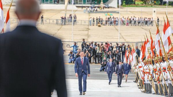 O presidente brasileiro, Luiz Inácio Lula da Silva (de costas), recebe o presidente do Governo espanhol, Pedro Sánchez, no Palácio do Planalto. Brasília, Brasil, 6 de março de 2024 - Sputnik Brasil