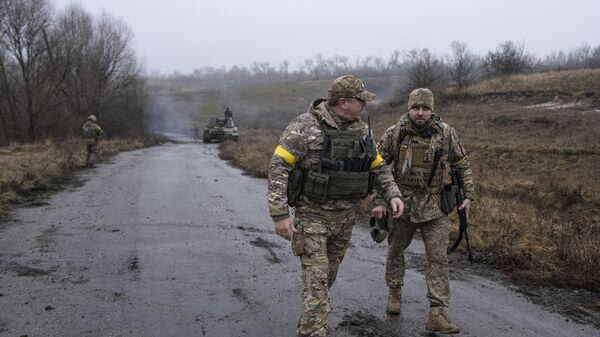Um comandante da brigada ucraniana Dyadya Roma (Tio Roma) fala com seu camarada na linha de frente na região de Carcóvia, Ucrânia, 24 de dezembro de 2022 - Sputnik Brasil