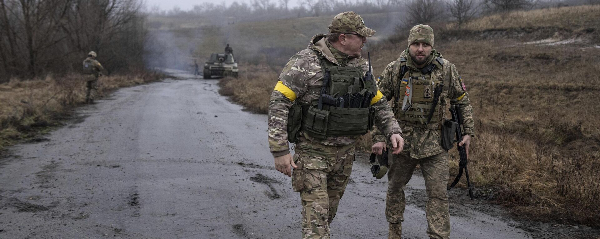 Um comandante da brigada ucraniana Dyadya Roma (Tio Roma) fala com seu camarada na linha de frente na região de Carcóvia, Ucrânia, 24 de dezembro de 2022 - Sputnik Brasil, 1920, 05.05.2024