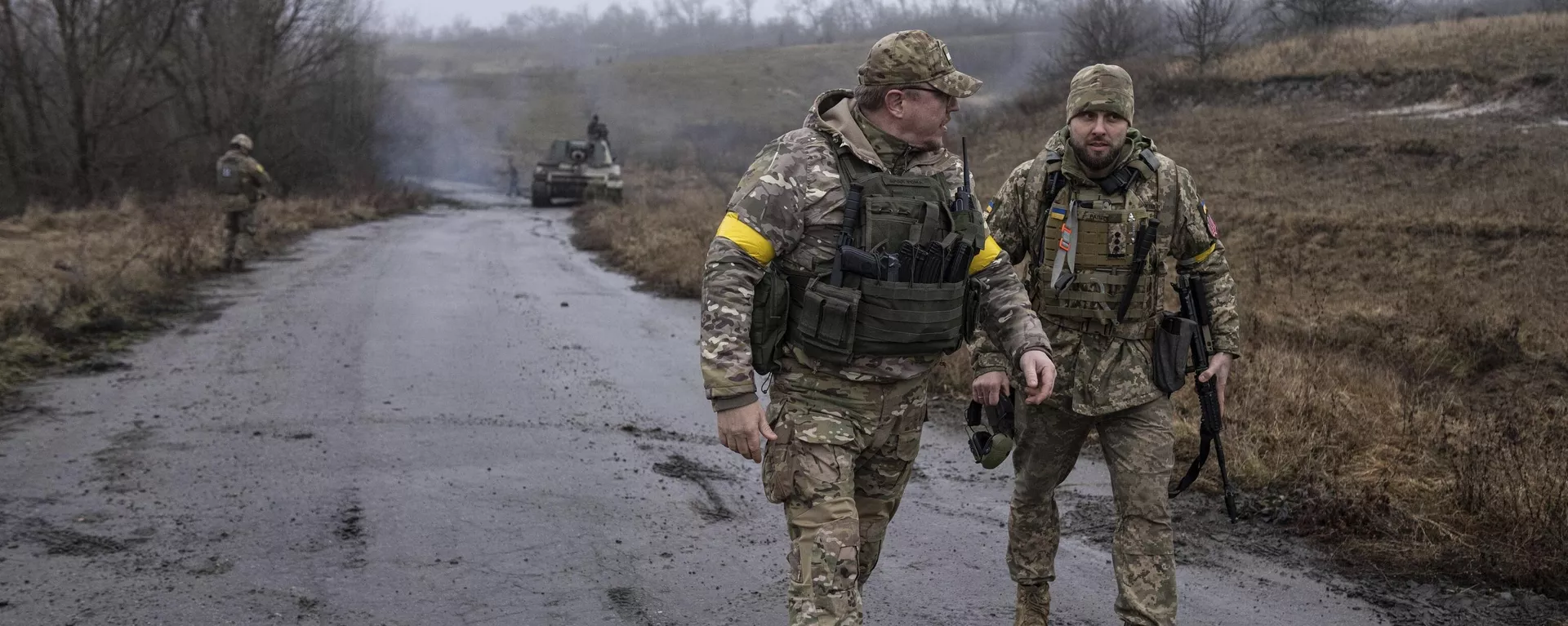 Um comandante da brigada ucraniana Dyadya Roma (Tio Roma) fala com seu camarada na linha de frente na região de Carcóvia, Ucrânia, 24 de dezembro de 2022 - Sputnik Brasil, 1920, 05.05.2024