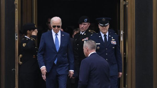 O presidente dos EUA, Joe Biden, sai do Walter Reed Army Medical Center em Bethesda, Maryland, após seu exame físico anual de rotina, em 28 de fevereiro de 2024 - Sputnik Brasil