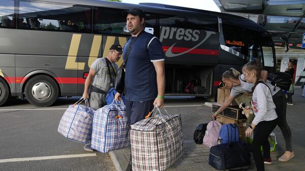 Família de refugiados ucranianos chega a Narva. Estônia, 16 de junho de 2022 - Sputnik Brasil
