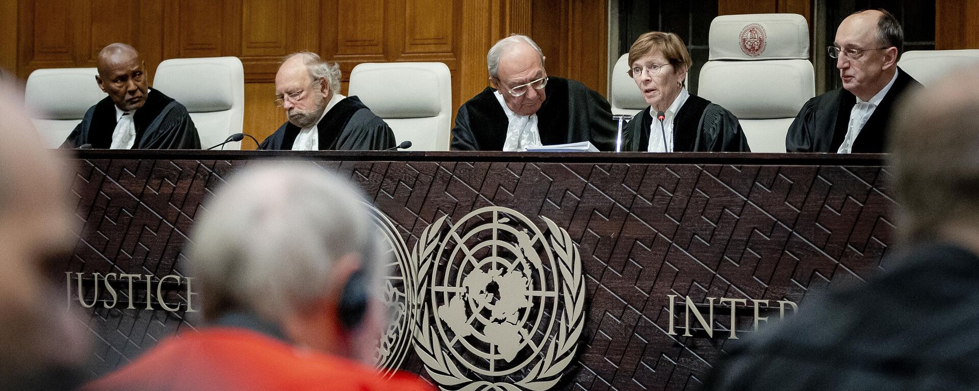 Presidente da Corte Internacional de Justiça (CIJ), a advogada norte-americana Joan Donoghue (2R), conversa com colegas no tribunal de Haia em 12 de janeiro de 2024 - Sputnik Brasil, 1920, 07.03.2024