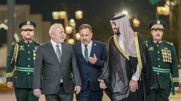 Presidente da República, Luiz Inácio Lula da Silva, durante cerimônia oficial de chegada em Riad, 28 de novembro de 2023 - Sputnik Brasil