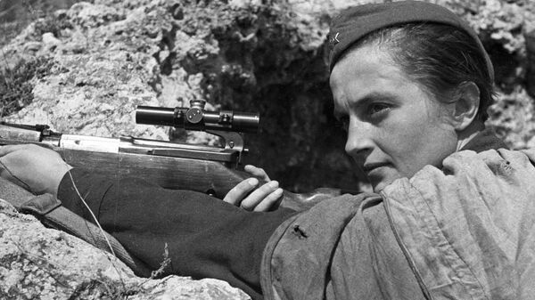 Lyudmila Pavlichenko, franco-atiradora da URSS durante a Grande Guerra pela Pátria de 1941-1945, que foi responsável por 309 acertos mortais contra as forças inimigas - Sputnik Brasil
