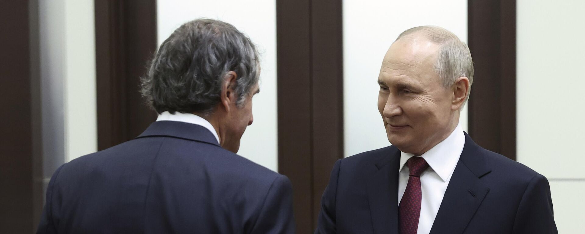 Vladimir Putin (à direita) e o diretor-geral da Agência Internacional de Energia Atômica (AIEA), Rafael Grossi, apertam as mãos durante reunião em Sochi. Rússia, 6 de março de 2024 - Sputnik Brasil, 1920, 17.05.2024